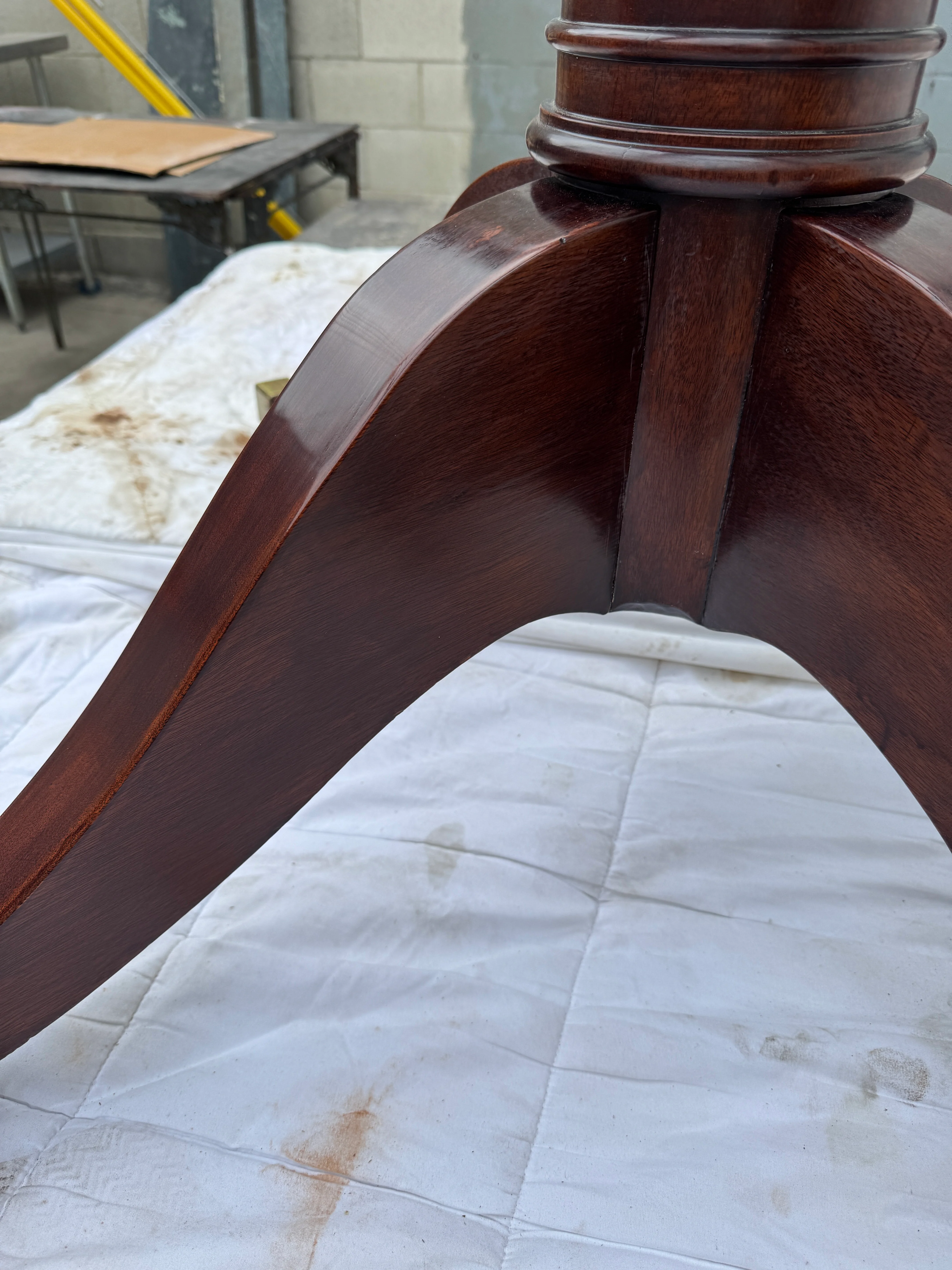 AF1-014: ANTIQUE EARLY 20th CENTURY ENGLISH REGENCY STYLE MAHOGANY 60" DIAMETER DINING TABLE - Image 15