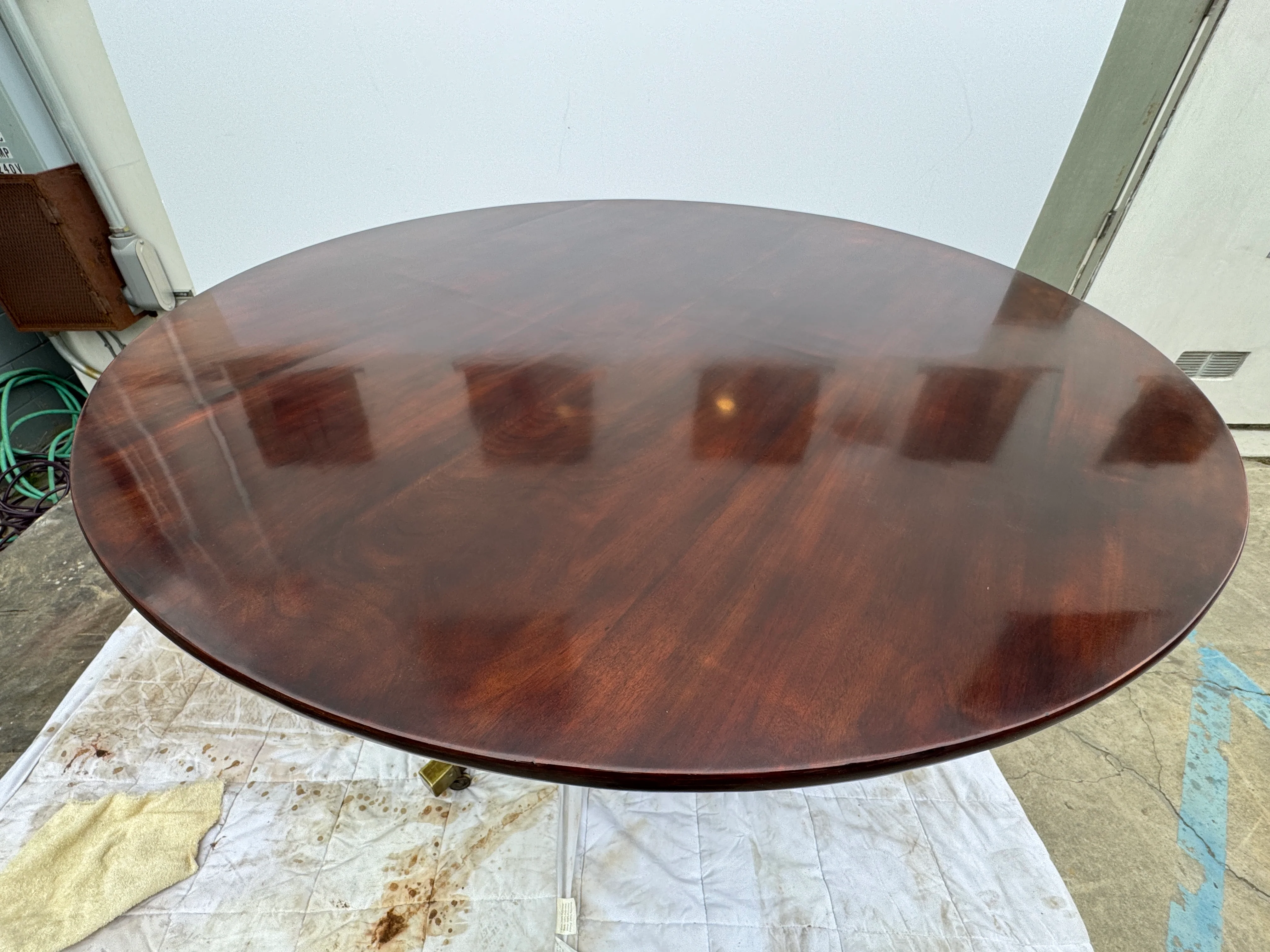 AF1-014: ANTIQUE EARLY 20th CENTURY ENGLISH REGENCY STYLE MAHOGANY 60" DIAMETER DINING TABLE - Image 24