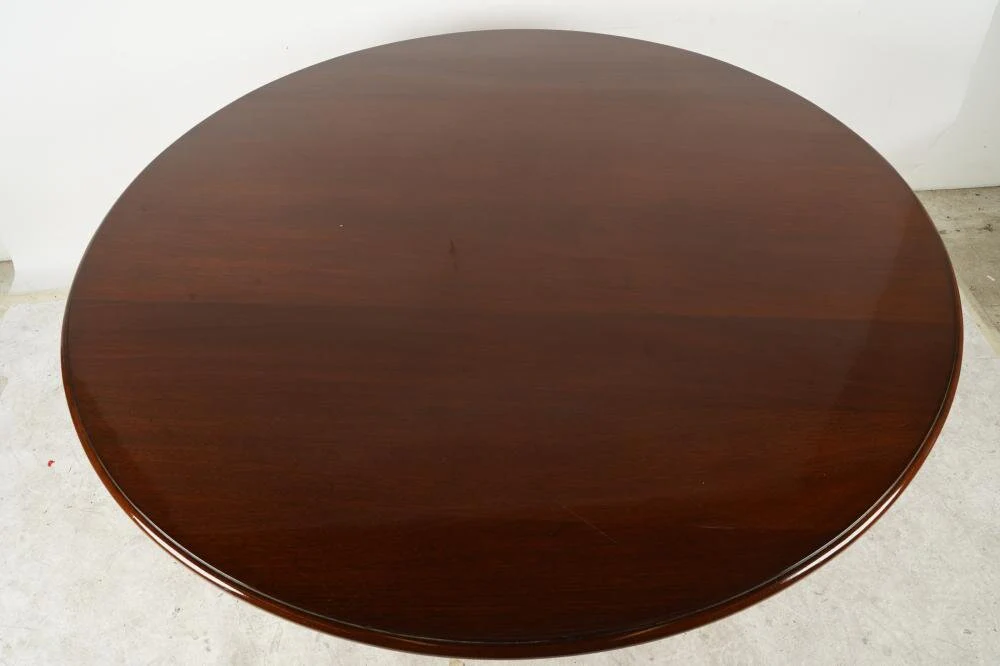 AF1-109: LATE 20TH CENTURY AMERICAN LATE CLASSICAL STYLE 54" ROUND MAHOGANY PEDESTAL DINING TABLE - Image 3