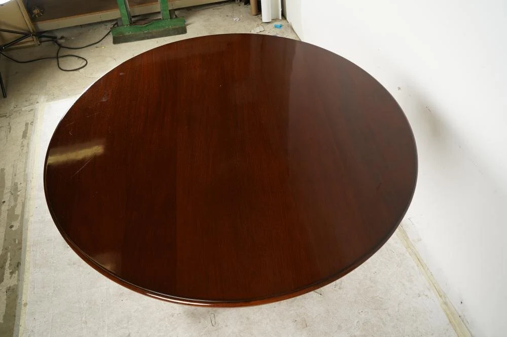 AF1-109: LATE 20TH CENTURY AMERICAN LATE CLASSICAL STYLE 54" ROUND MAHOGANY PEDESTAL DINING TABLE - Image 4