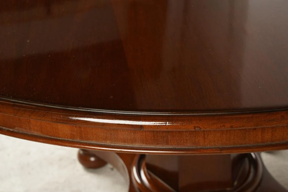 AF1-109: LATE 20TH CENTURY AMERICAN LATE CLASSICAL STYLE 54" ROUND MAHOGANY PEDESTAL DINING TABLE - Image 5