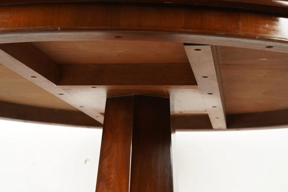 AF1-109: LATE 20TH CENTURY AMERICAN LATE CLASSICAL STYLE 54" ROUND MAHOGANY PEDESTAL DINING TABLE - Image 6