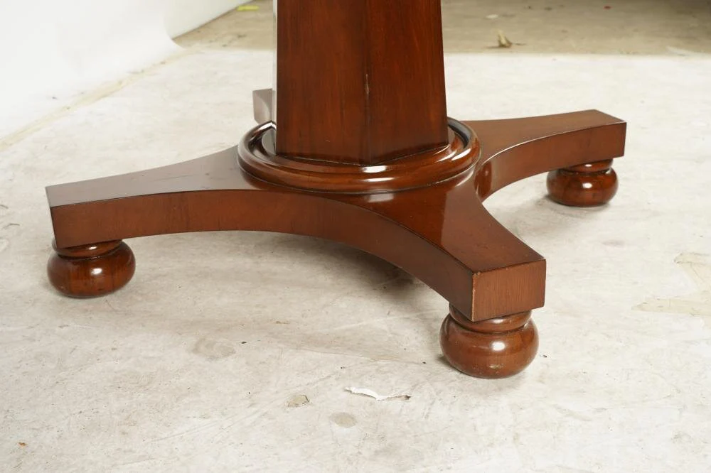AF1-109: LATE 20TH CENTURY AMERICAN LATE CLASSICAL STYLE 54" ROUND MAHOGANY PEDESTAL DINING TABLE - Image 7