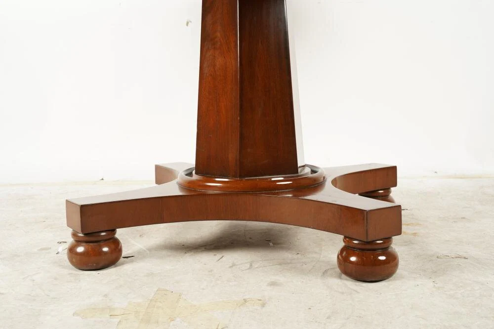 AF1-109: LATE 20TH CENTURY AMERICAN LATE CLASSICAL STYLE 54" ROUND MAHOGANY PEDESTAL DINING TABLE - Image 8