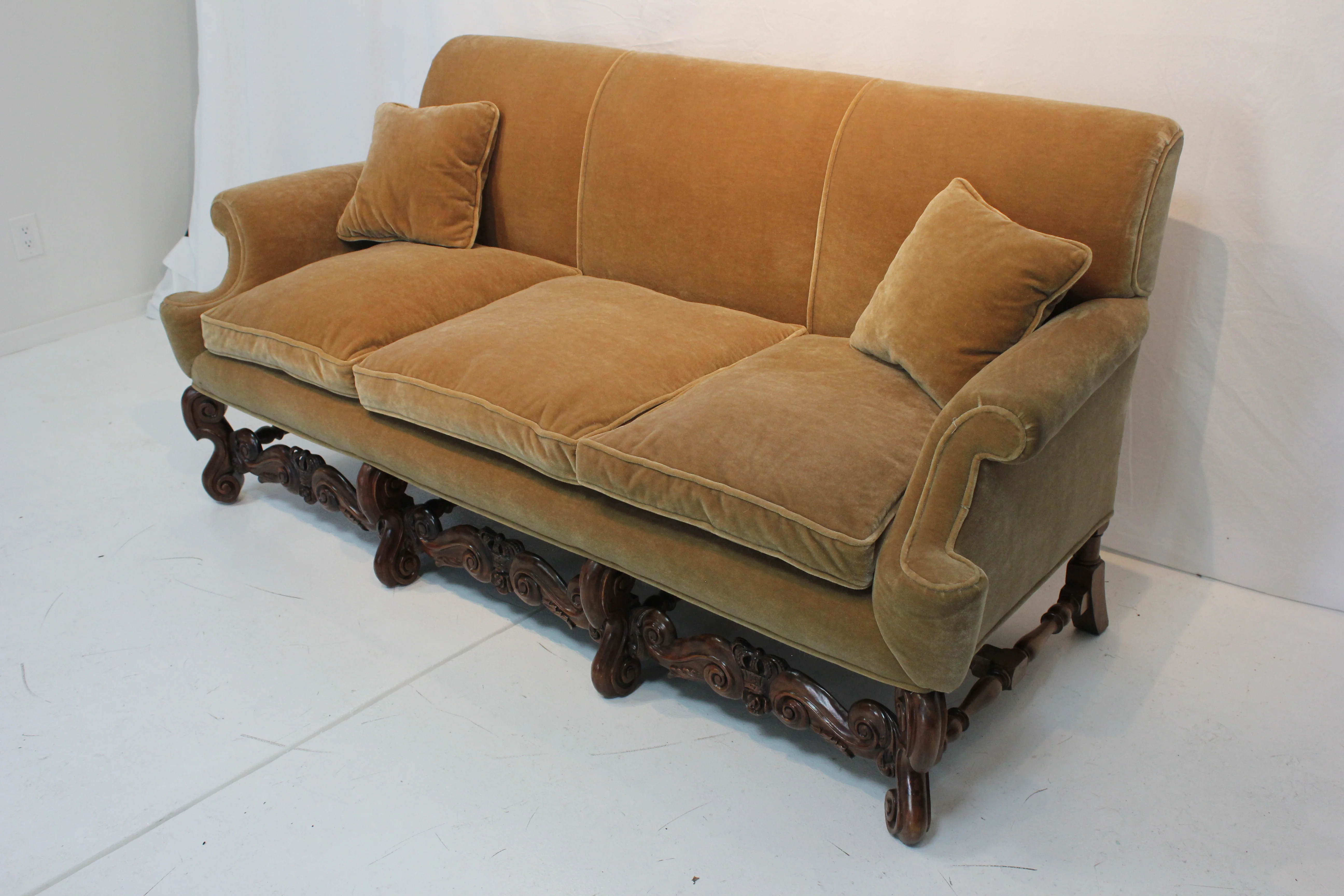 AF2-125: Antique Pair of Early 20th Century Charles II Style Carved Walnut Sofas w/ Mohair Upholstery - Image 11