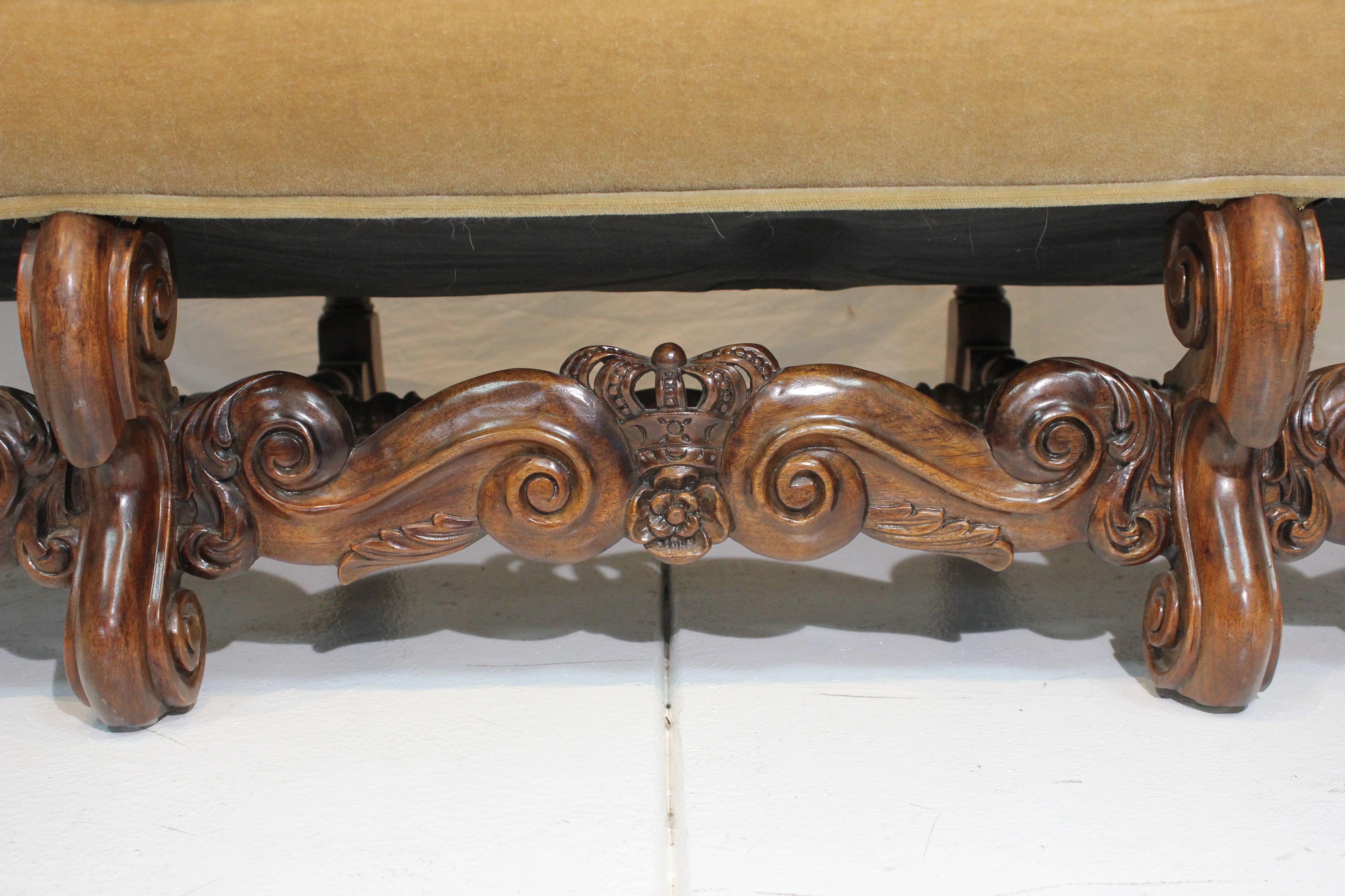 AF2-125: Antique Pair of Early 20th Century Charles II Style Carved Walnut Sofas w/ Mohair Upholstery - Image 12