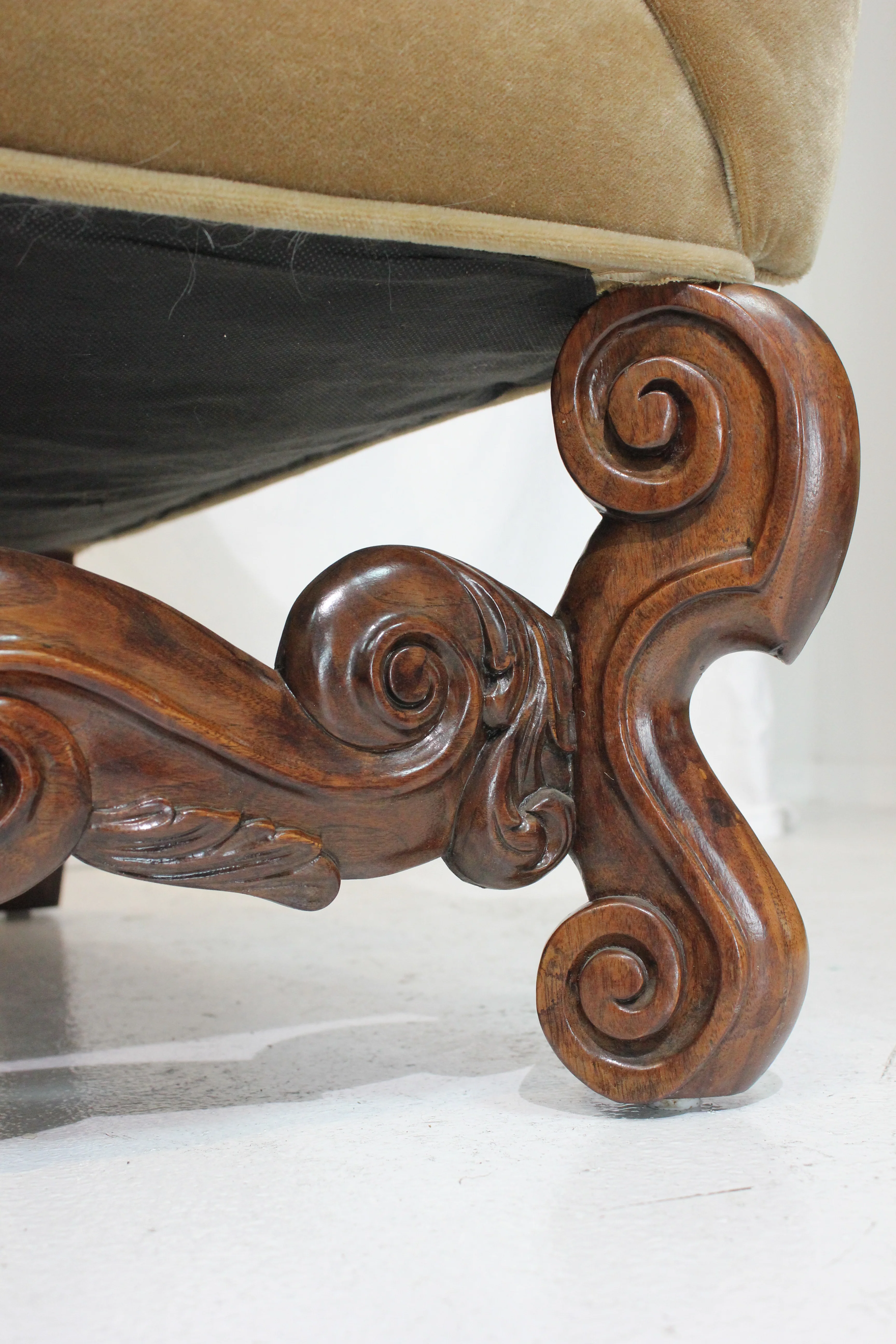 AF2-125: Antique Pair of Early 20th Century Charles II Style Carved Walnut Sofas w/ Mohair Upholstery - Image 13