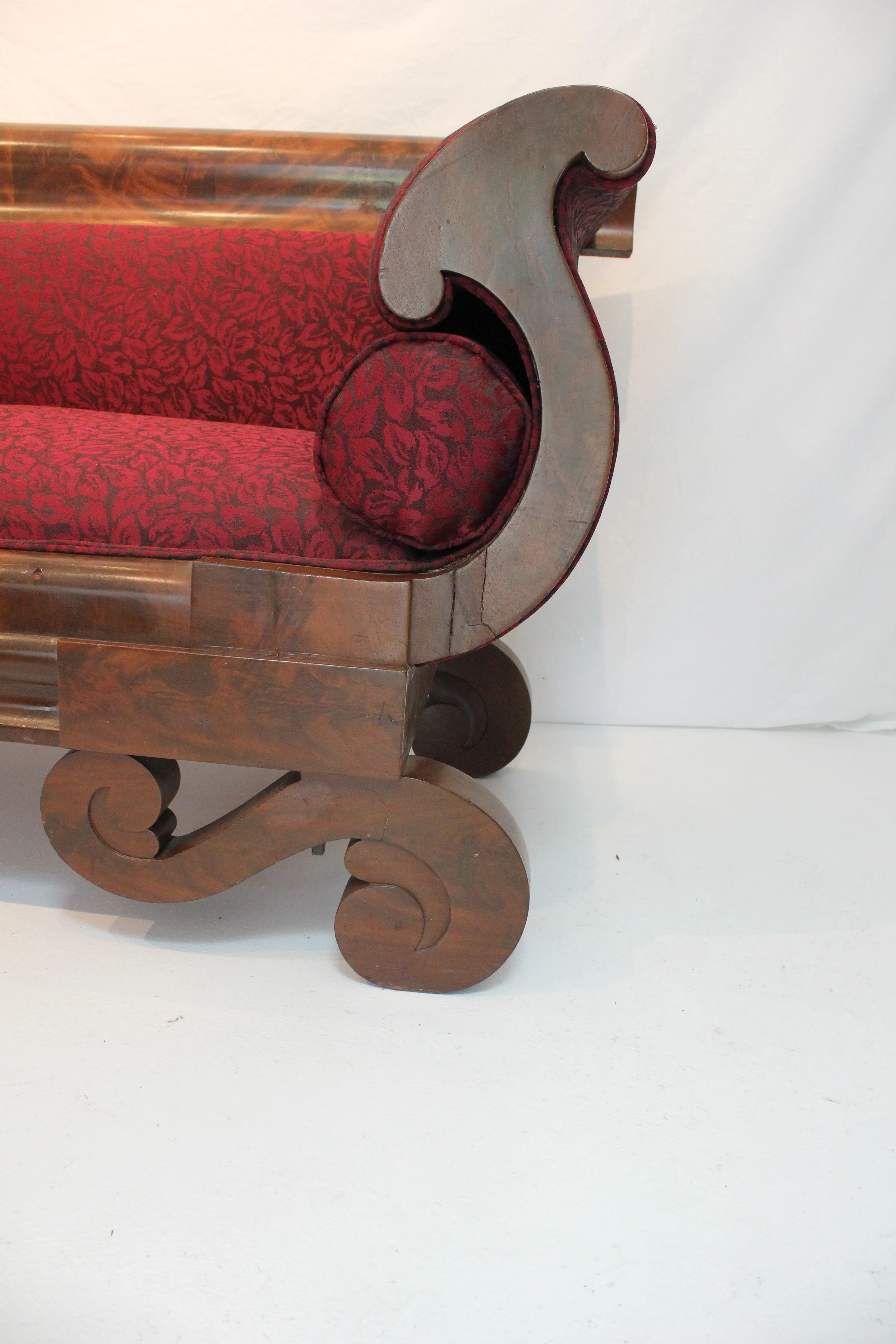 AF2-166: Antique C 1830's American Empire Mahogany Upholstered Sofa - Image 4