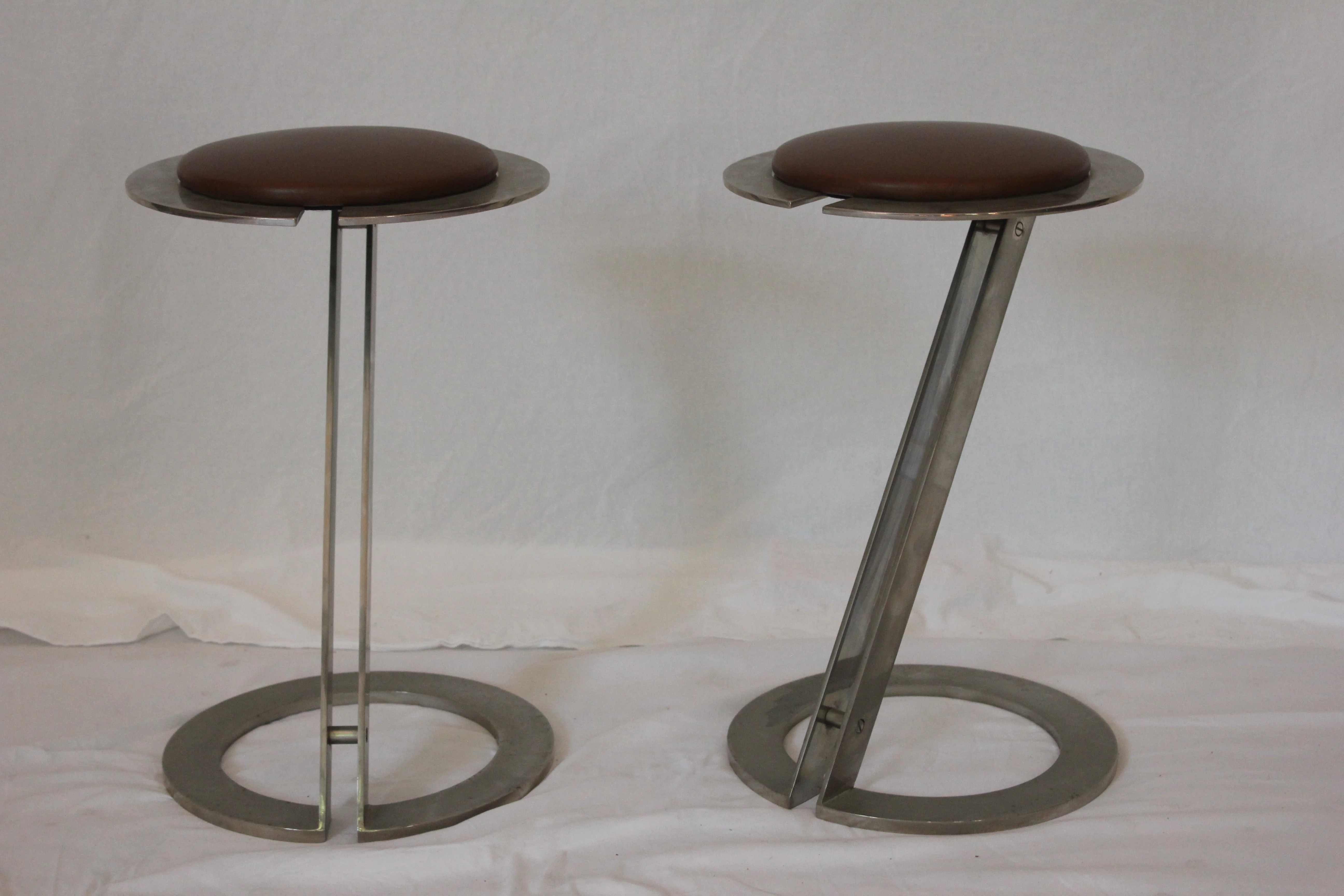 AF2-390 - Vintage Pair of Late 20th Century Stainless Steel & Leather Stools - Image 3