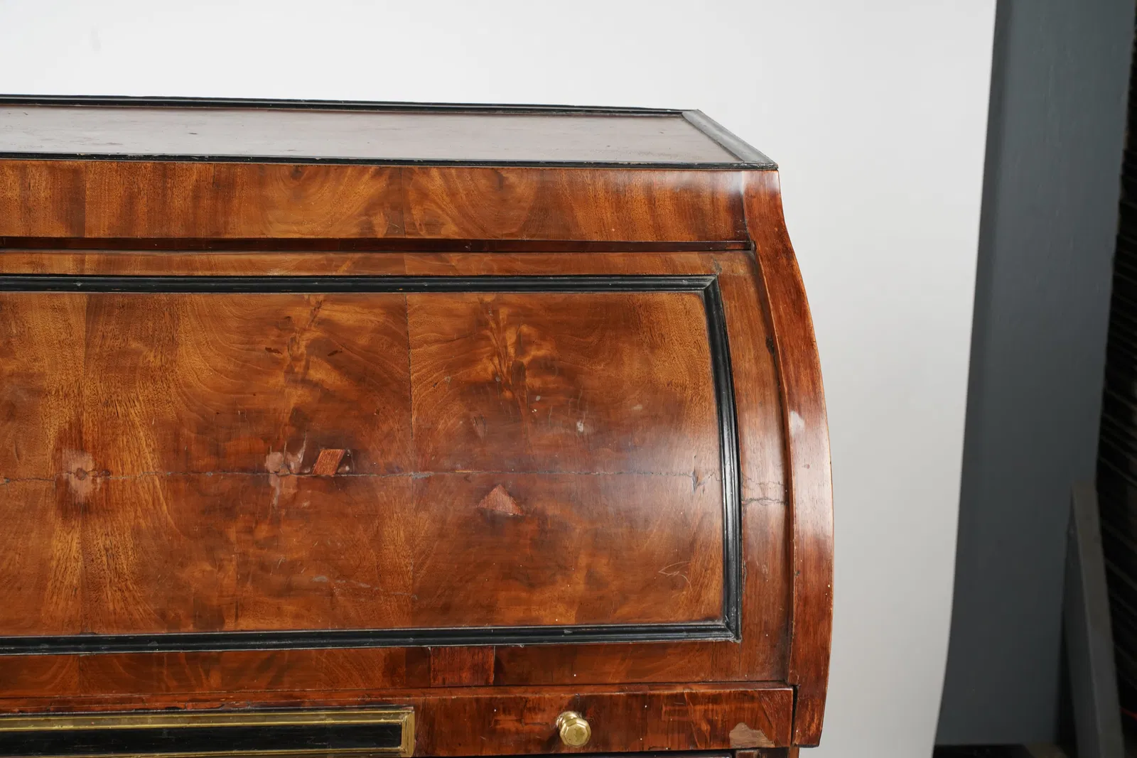 AF5-024: Antique Circa 1815 French Bourbon Restoration Flame Mahogany Cylinder Desk - Image 3