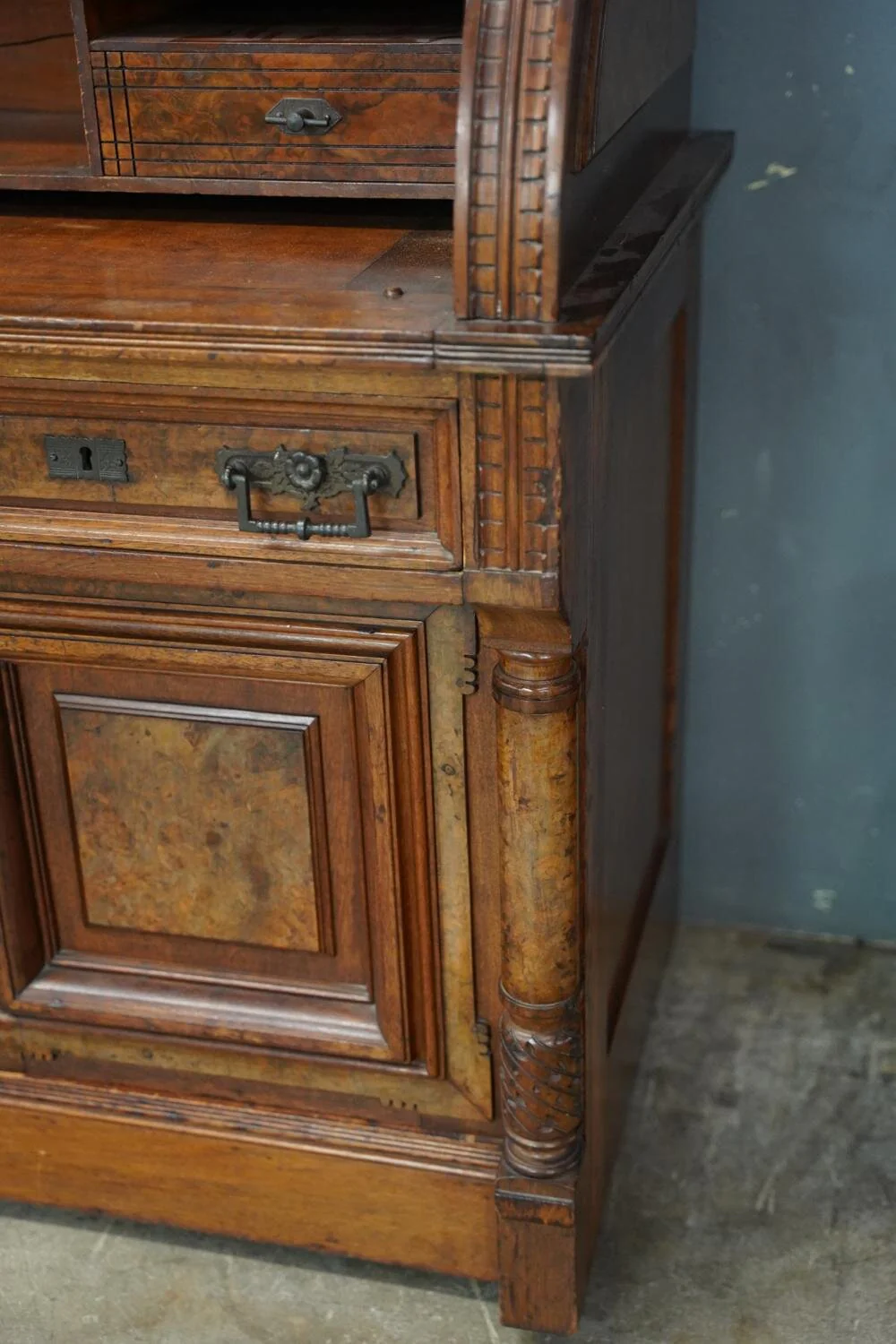 AF5-103: ANTIQUE C. 1880'S AMERICAN EASTLAKE WALNUT CYLINDER SECRETARY BOOKCASE - Image 10