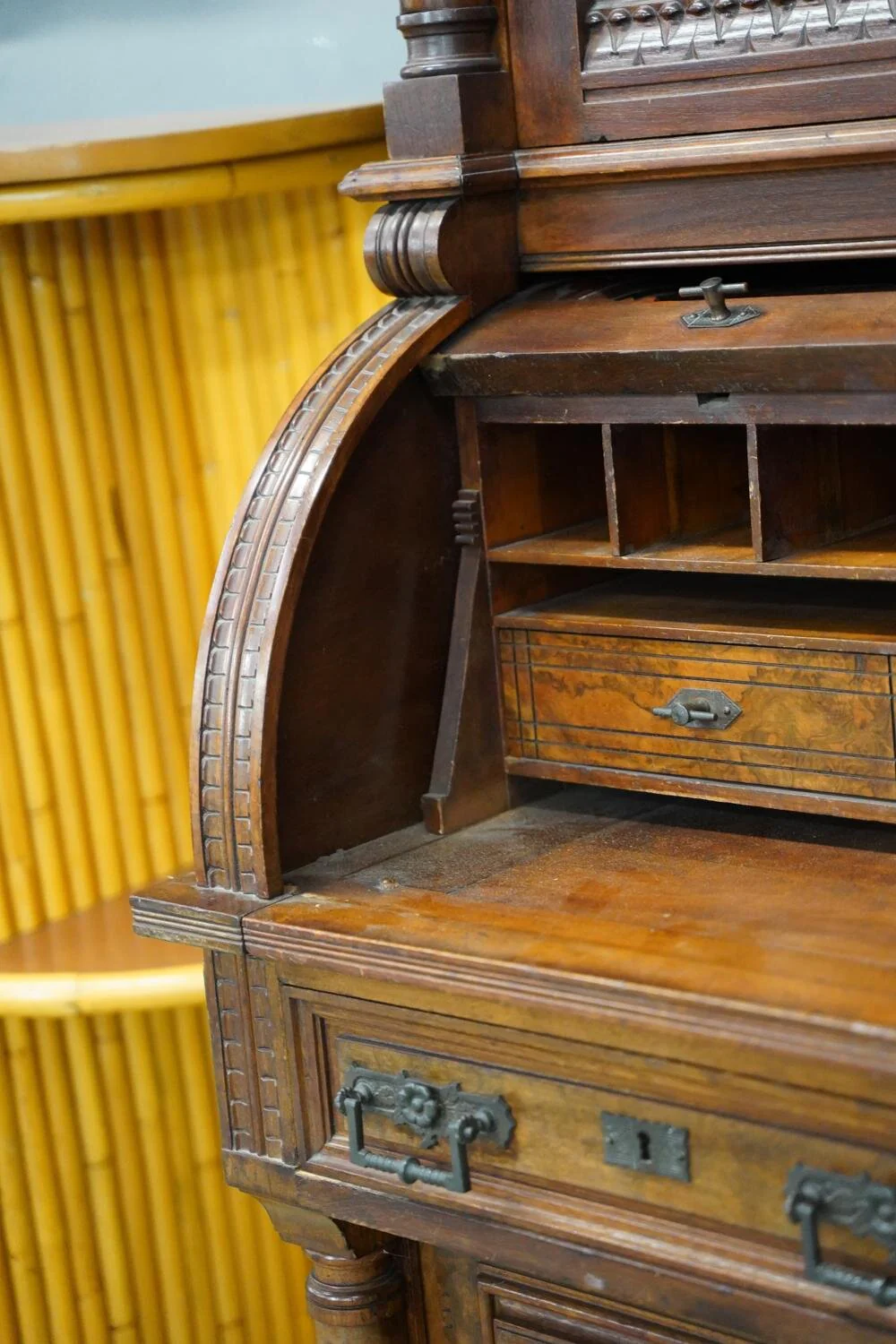 AF5-103: ANTIQUE C. 1880'S AMERICAN EASTLAKE WALNUT CYLINDER SECRETARY BOOKCASE - Image 5