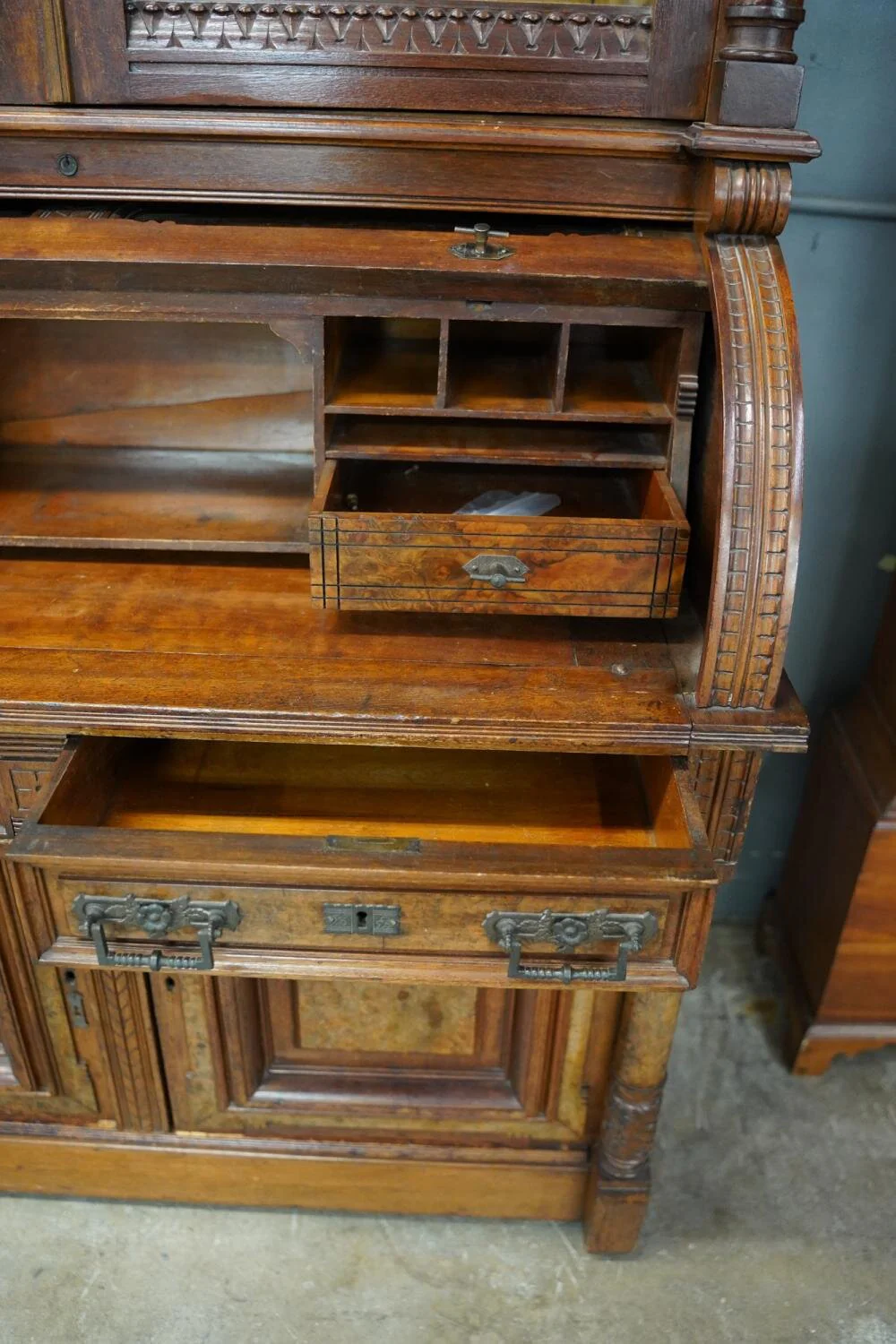 AF5-103: ANTIQUE C. 1880'S AMERICAN EASTLAKE WALNUT CYLINDER SECRETARY BOOKCASE - Image 7