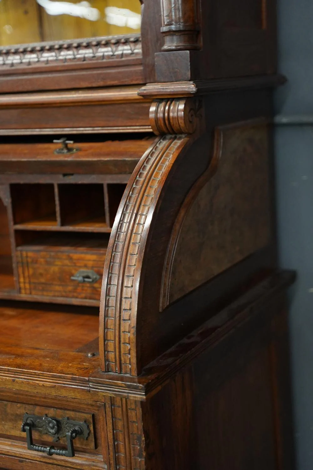AF5-103: ANTIQUE C. 1880'S AMERICAN EASTLAKE WALNUT CYLINDER SECRETARY BOOKCASE - Image 8