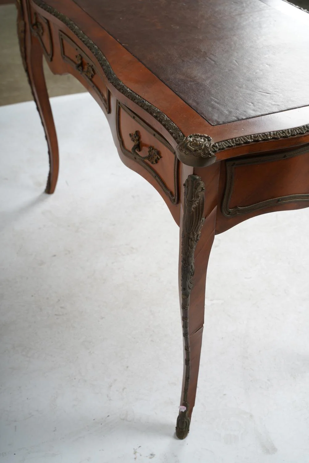 AF5-106: ANTIQUE LATE 19TH C LOUIS XV GILT BRONZE MOUNTED BUREAU PLAT DESK - Image 10