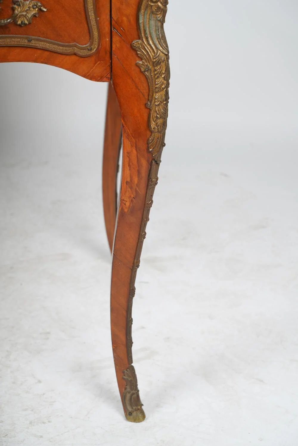 AF5-106: ANTIQUE LATE 19TH C LOUIS XV GILT BRONZE MOUNTED BUREAU PLAT DESK - Image 11