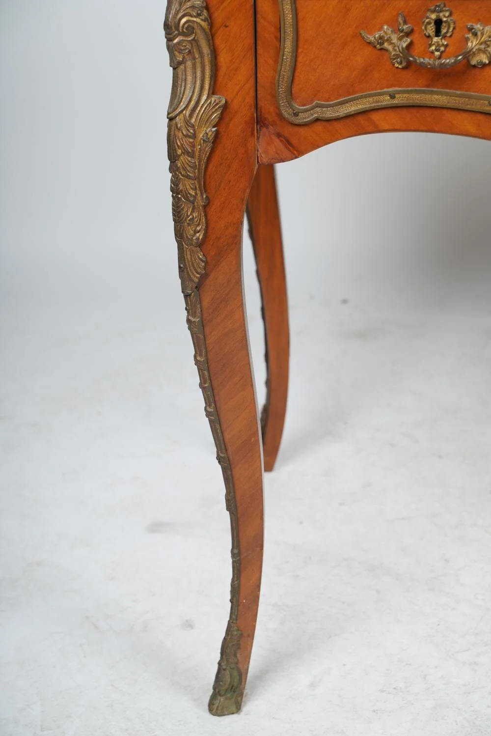 AF5-106: ANTIQUE LATE 19TH C LOUIS XV GILT BRONZE MOUNTED BUREAU PLAT DESK - Image 12