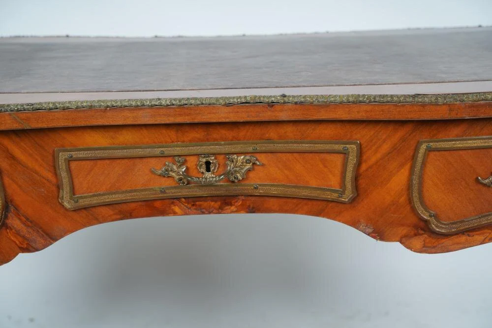 AF5-106: ANTIQUE LATE 19TH C LOUIS XV GILT BRONZE MOUNTED BUREAU PLAT DESK - Image 3