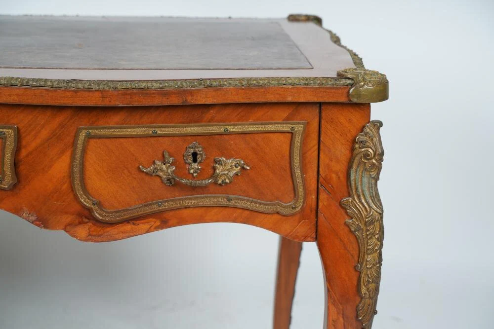 AF5-106: ANTIQUE LATE 19TH C LOUIS XV GILT BRONZE MOUNTED BUREAU PLAT DESK - Image 4