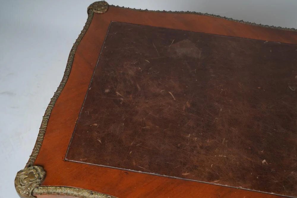 AF5-106: ANTIQUE LATE 19TH C LOUIS XV GILT BRONZE MOUNTED BUREAU PLAT DESK - Image 5