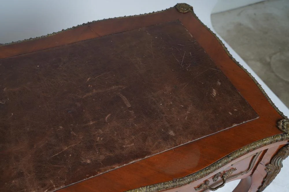 AF5-106: ANTIQUE LATE 19TH C LOUIS XV GILT BRONZE MOUNTED BUREAU PLAT DESK - Image 6