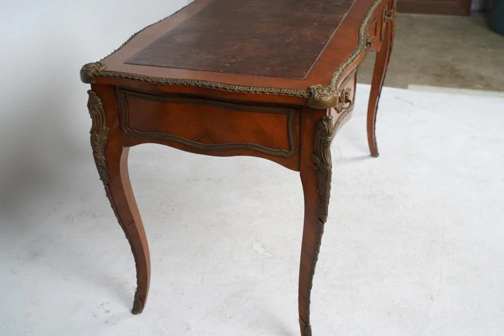 AF5-106: ANTIQUE LATE 19TH C LOUIS XV GILT BRONZE MOUNTED BUREAU PLAT DESK - Image 7