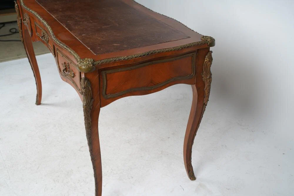 AF5-106: ANTIQUE LATE 19TH C LOUIS XV GILT BRONZE MOUNTED BUREAU PLAT DESK - Image 9