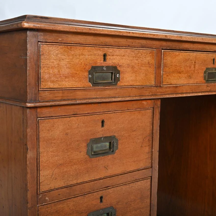 AF5-276: ANTIQUE ENGLISH MAHOGANY CAMPAIGN DESK, 1860, INSET HANDLES, LEATHER INLAY TOP - Image 3