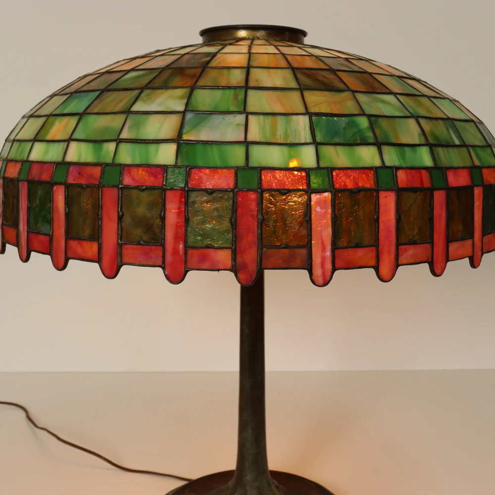 AL2-044:  Antique Early 20th Century Arts & Crafts Tiffany Style Bronze Lamp with Leaded and Stained Glass Shade - Image 3