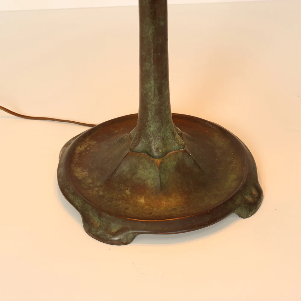 AL2-044:  Antique Early 20th Century Arts & Crafts Tiffany Style Bronze Lamp with Leaded and Stained Glass Shade - Image 5